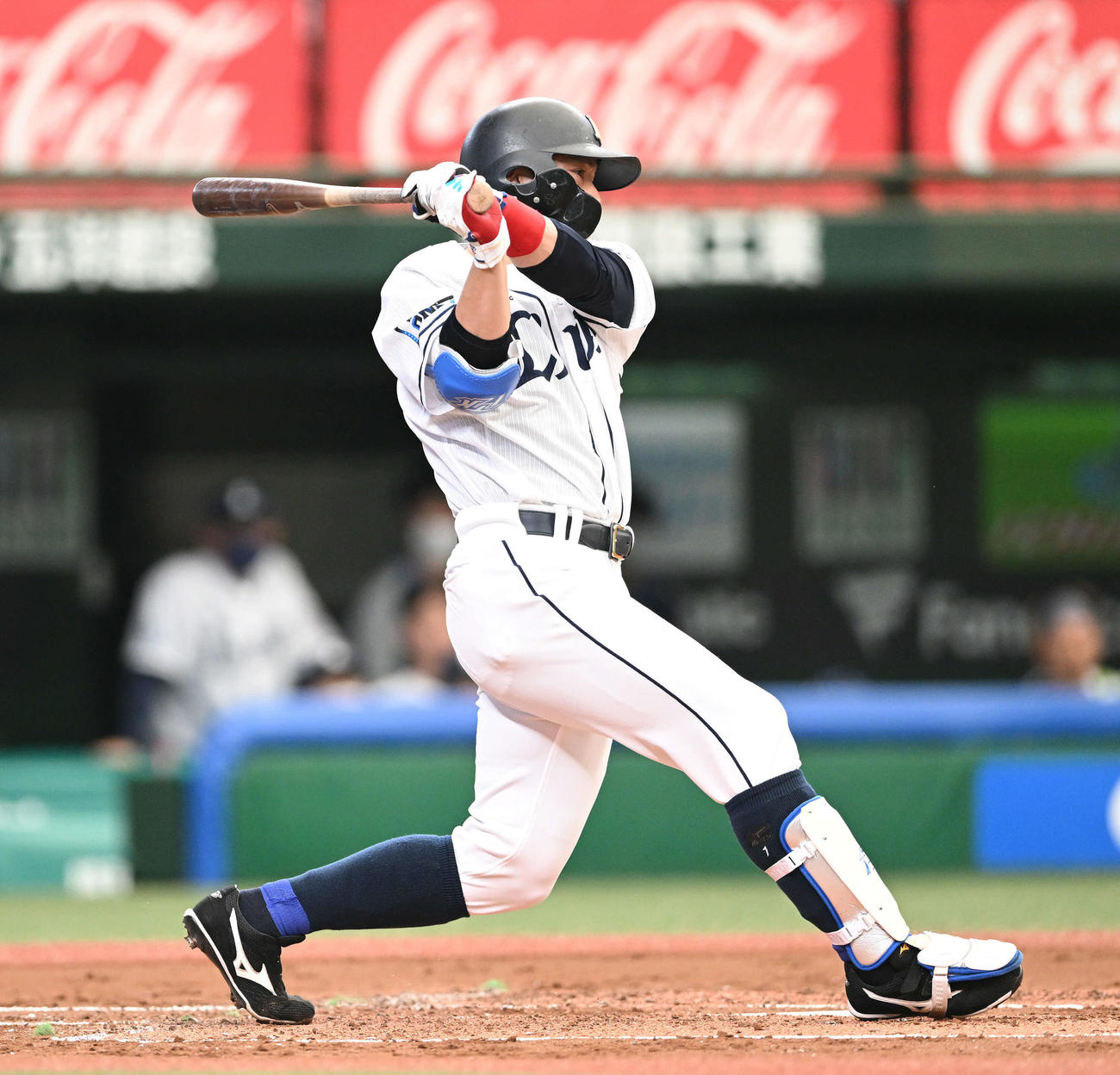 西武対DeNA 2回裏西武1死、栗山は右前打を放つ（撮影・滝沢徹郎）