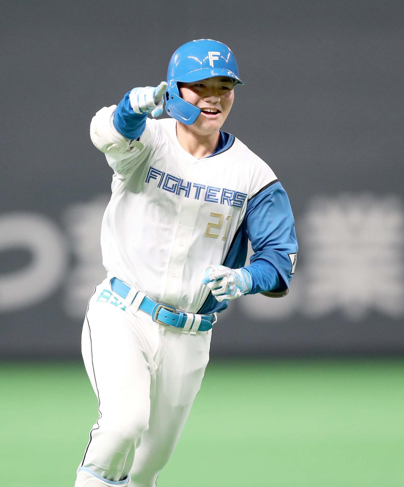 日本ハム対巨人　4回裏日本ハム無死、右越え本塁打を放ちベンチに向かってポーズをとる清宮（撮影・黒川智章）