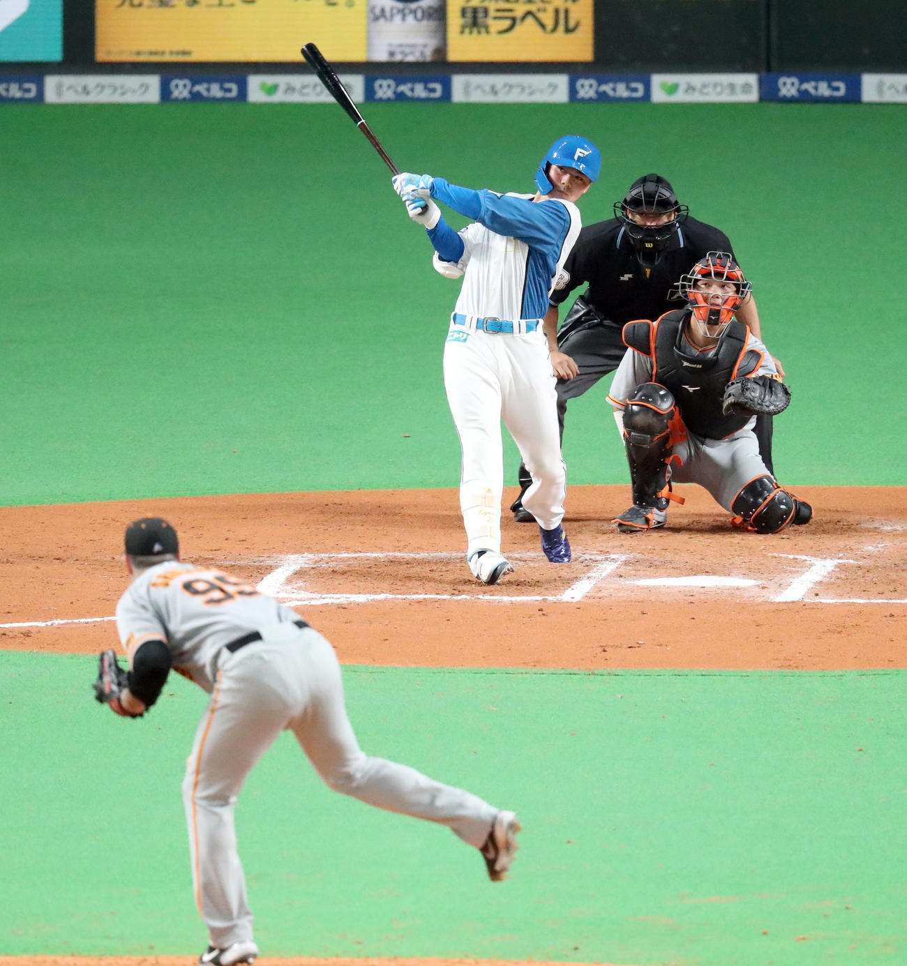 日本ハム対巨人　6回裏日本ハム1死、清宮はこの日2本目となる右越え本塁打を放つ。投手はシューメーカー（撮影・佐藤翔太）