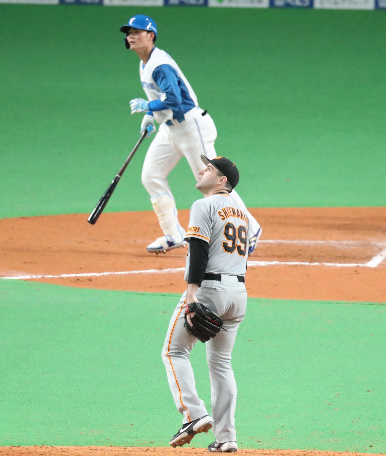 日本ハム対巨人　6回裏日本ハム1死、清宮にこの日2本目となる右越え本塁打を浴びるシューメーカー（撮影・佐藤翔太）