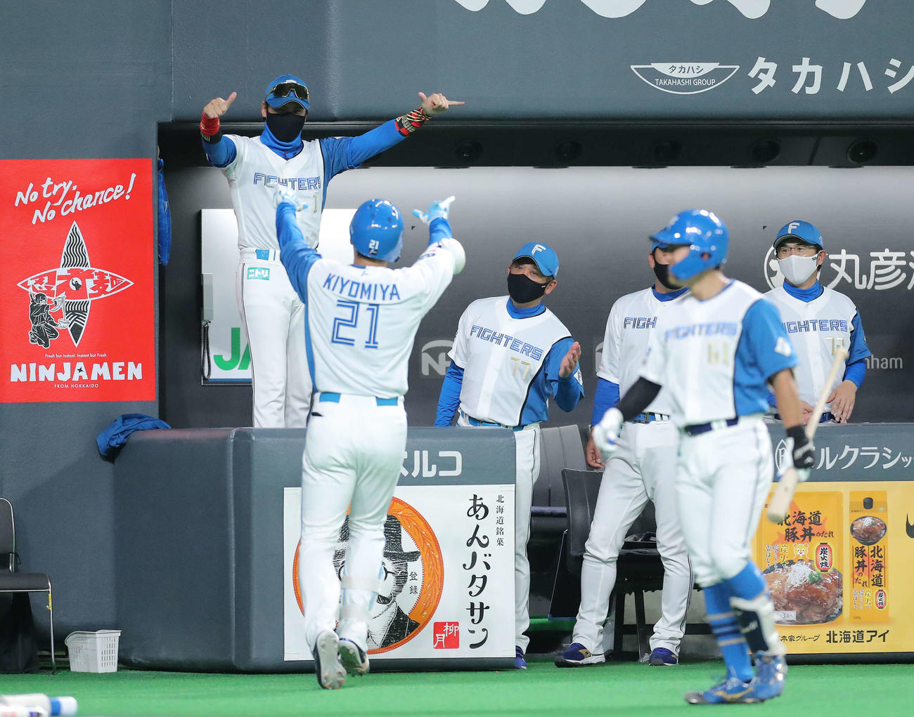 日本ハム対巨人　6回裏日本ハム1死、右越えに2打席連続ソロ本塁打を放ち生還する清宮（手前）を迎える新庄監督（撮影・河田真司）