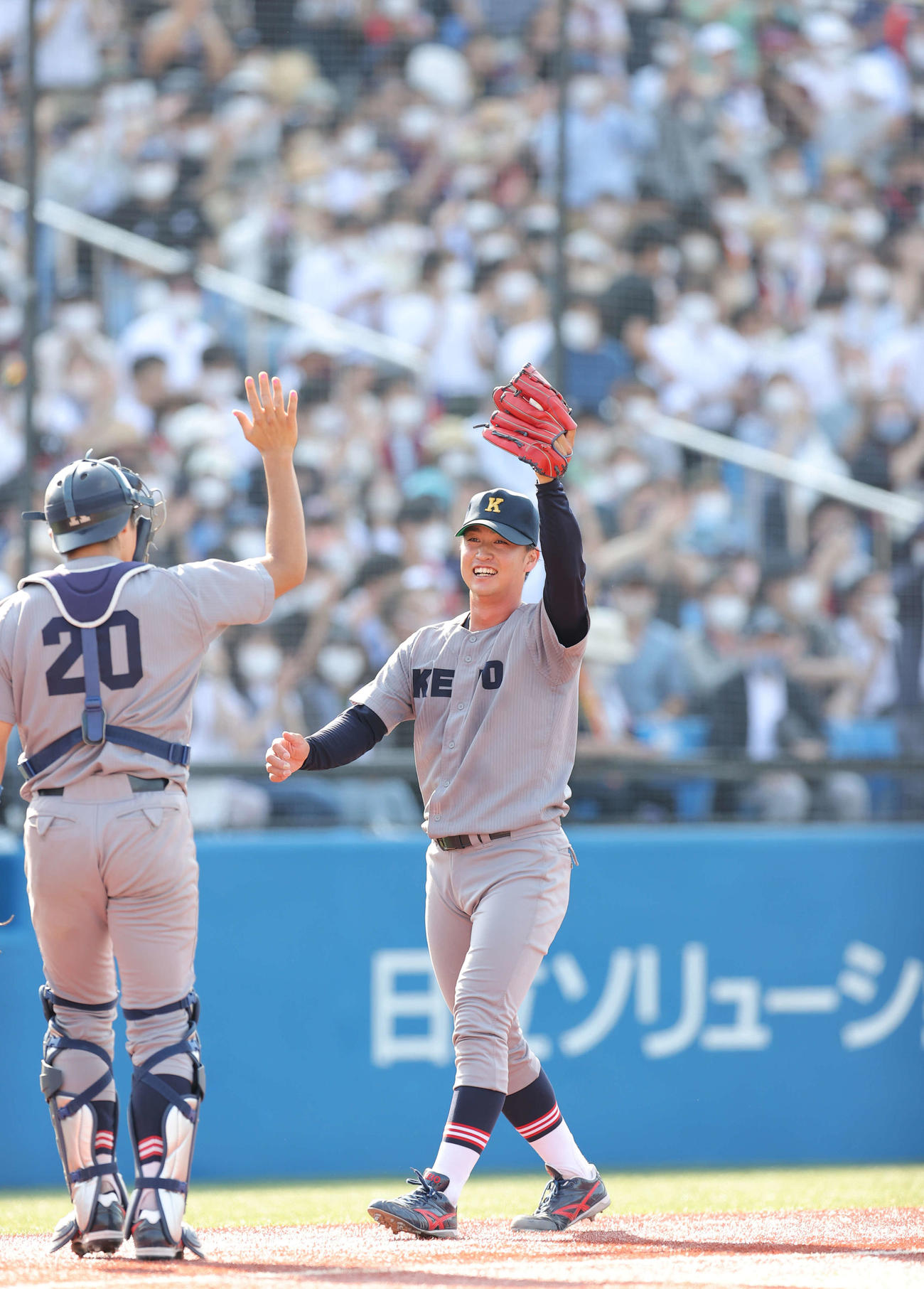 早大対慶大　早大に勝ち慶大・橋本（右）は宮崎とタッチをかわす（撮影・井上学）