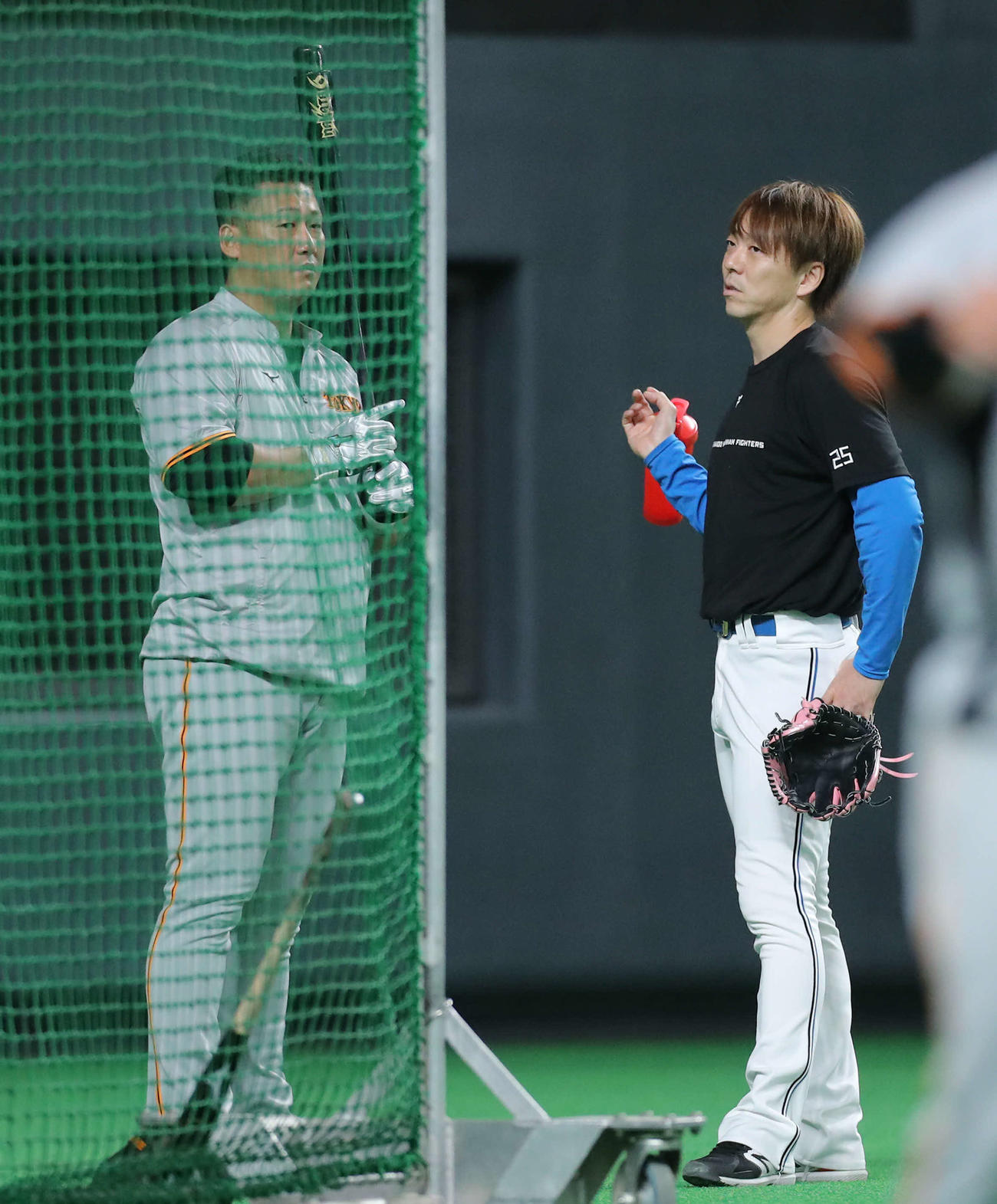 日本ハム対巨人　試合前、言葉を交わす巨人中田（左）と日本ハム宮西（撮影・河田真司）