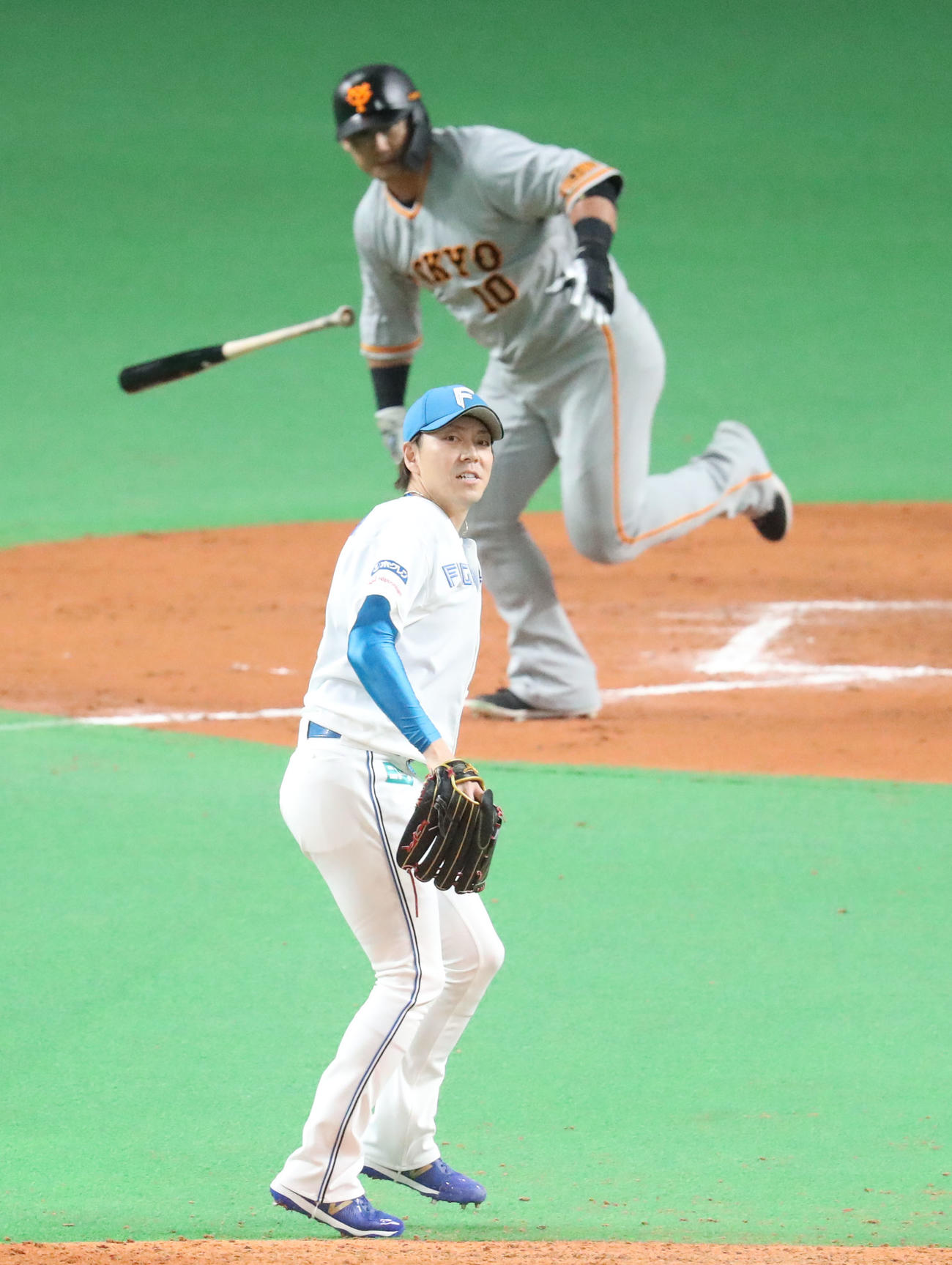 日本ハム対巨人　7回表巨人2死一、二塁、中田に中前適時打を打たれる宮西（撮影・佐藤翔太）