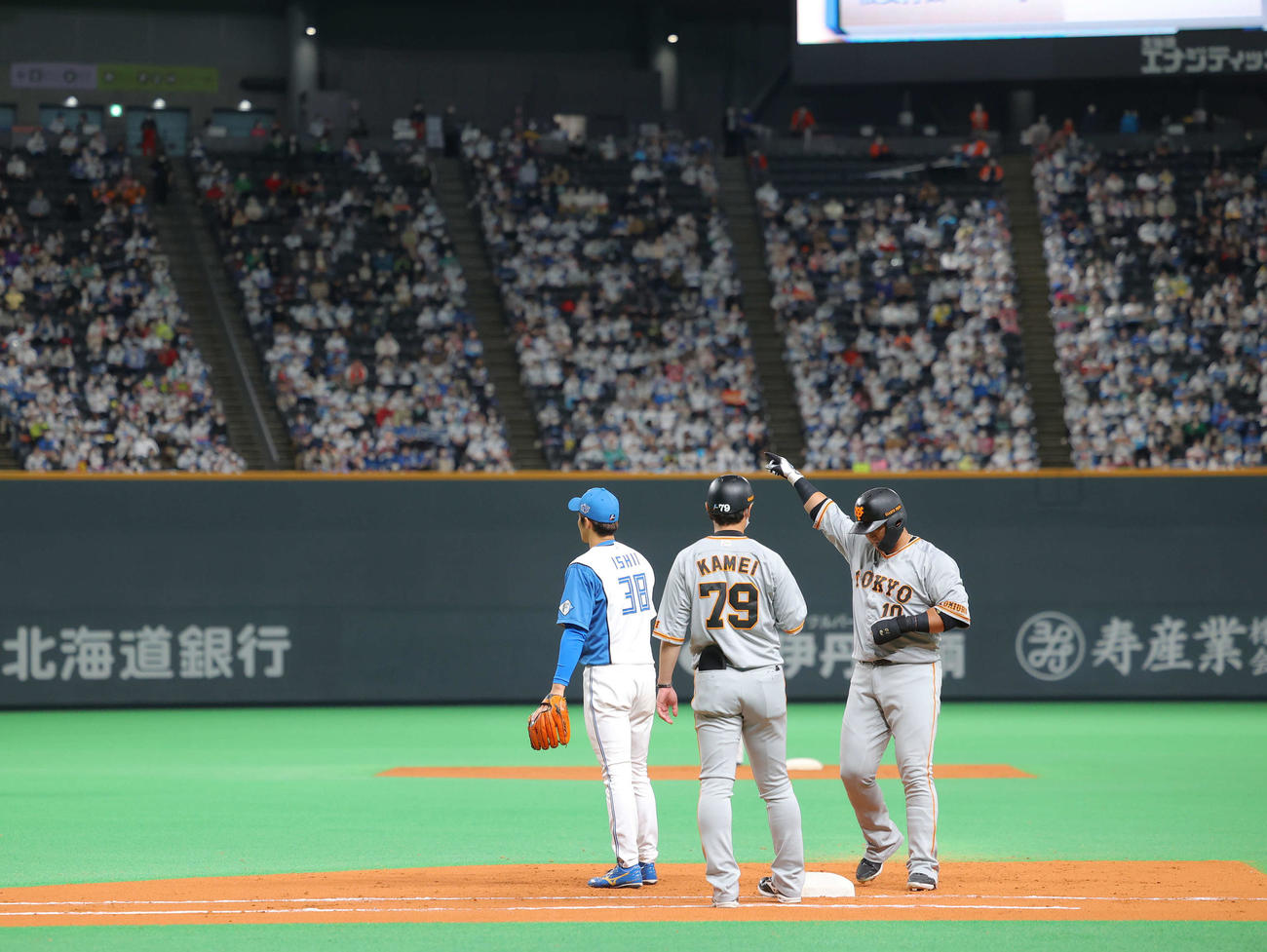 日本ハム対巨人　7回表巨人2死一、二塁、中前適時打を放ち出塁する中田翔（右）（撮影・河田真司）