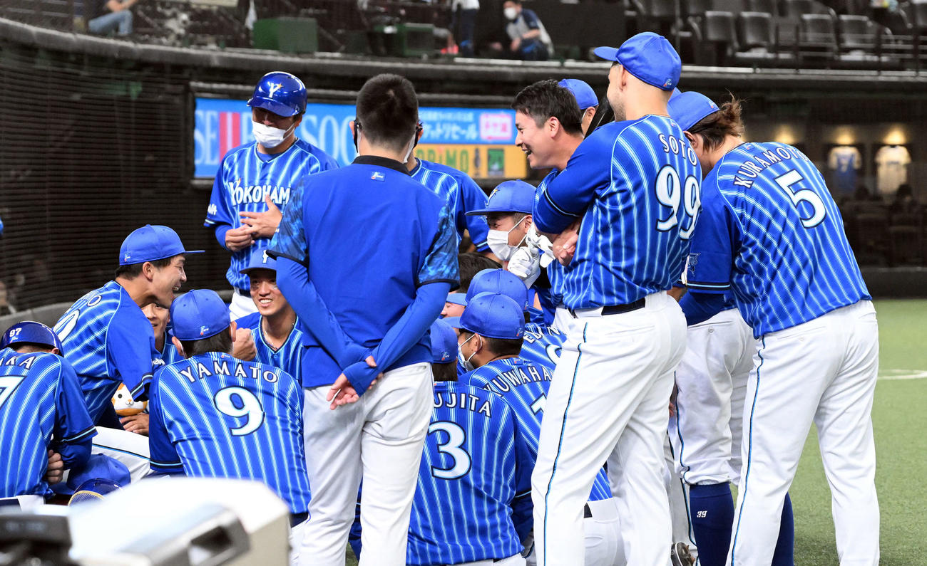 西武対DeNA　試合前に円陣を組むDeNAナイン（撮影・滝沢徹郎）