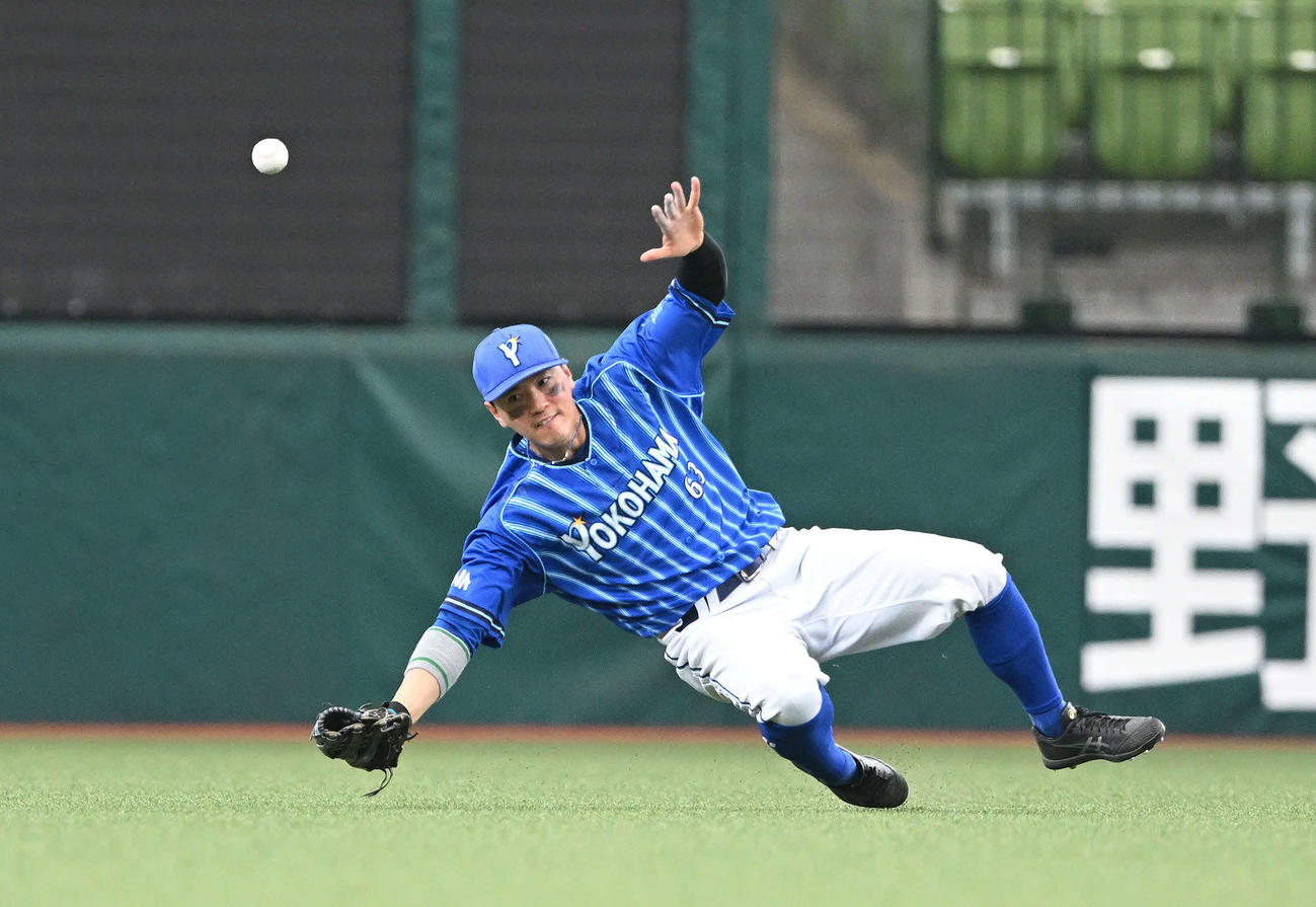 3回裏西武2死満塁、関根は中前の打球に飛び込むも捕球できず3点適時三塁打となる（撮影・滝沢徹郎）
