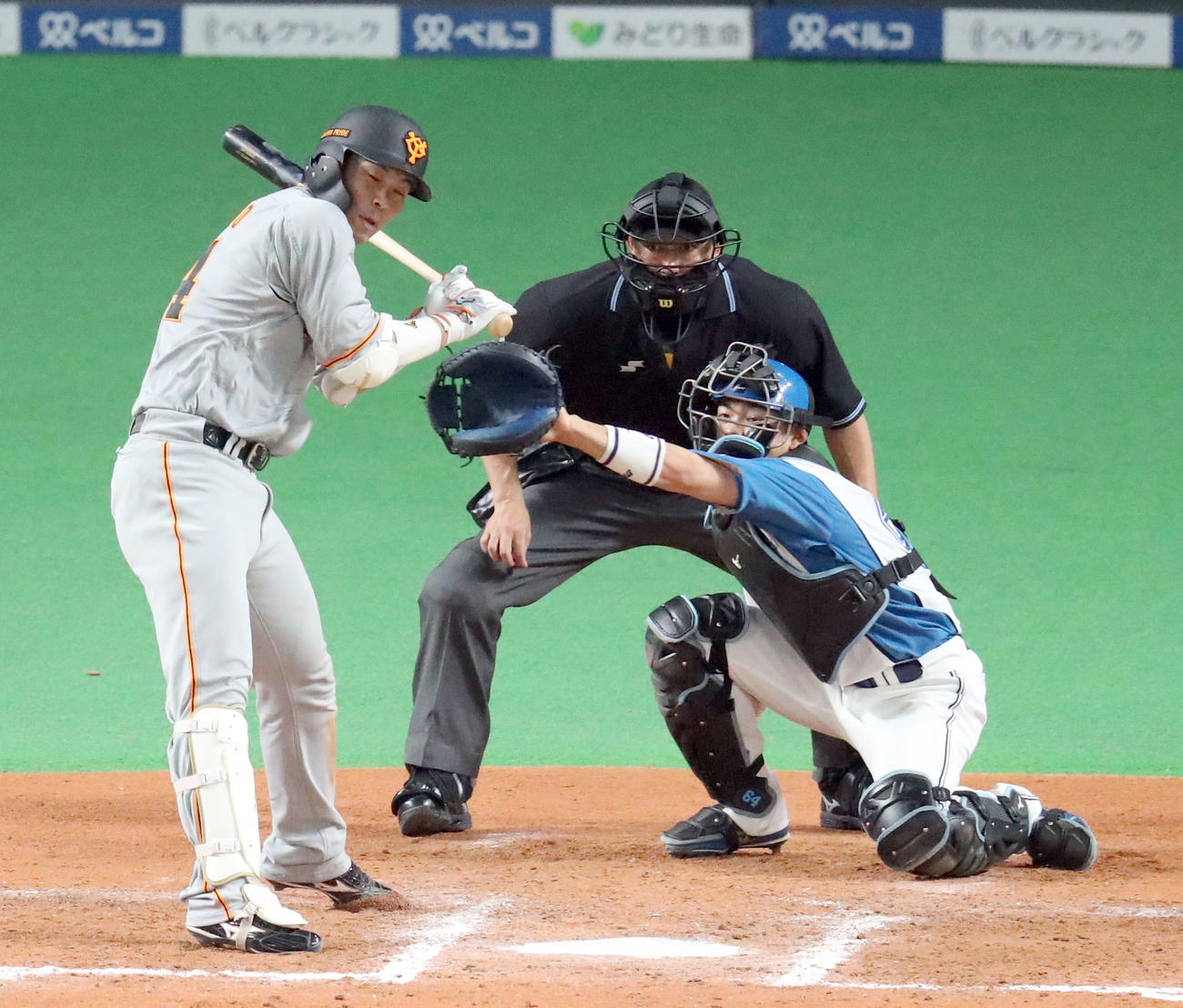 日本ハム対巨人　7回表巨人2死一、三塁、大城は死球を受ける（撮影・佐藤翔太）