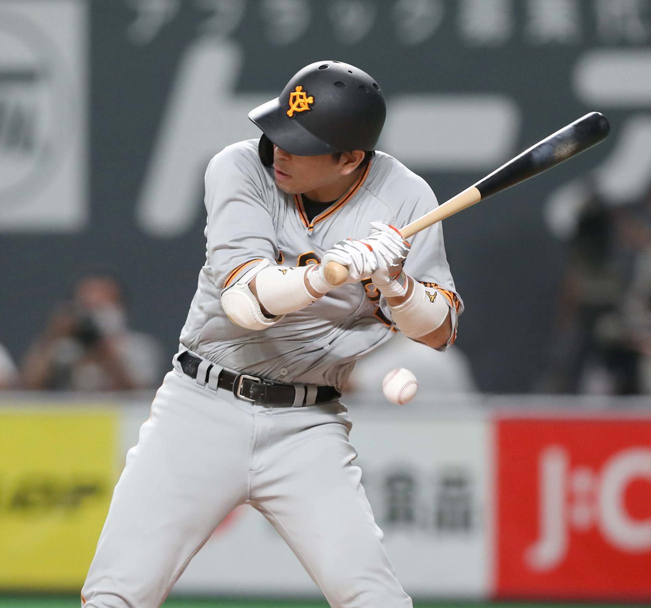 日本ハム対巨人　7回表巨人2死一、三塁、死球を受ける大城（撮影・黒川智章）