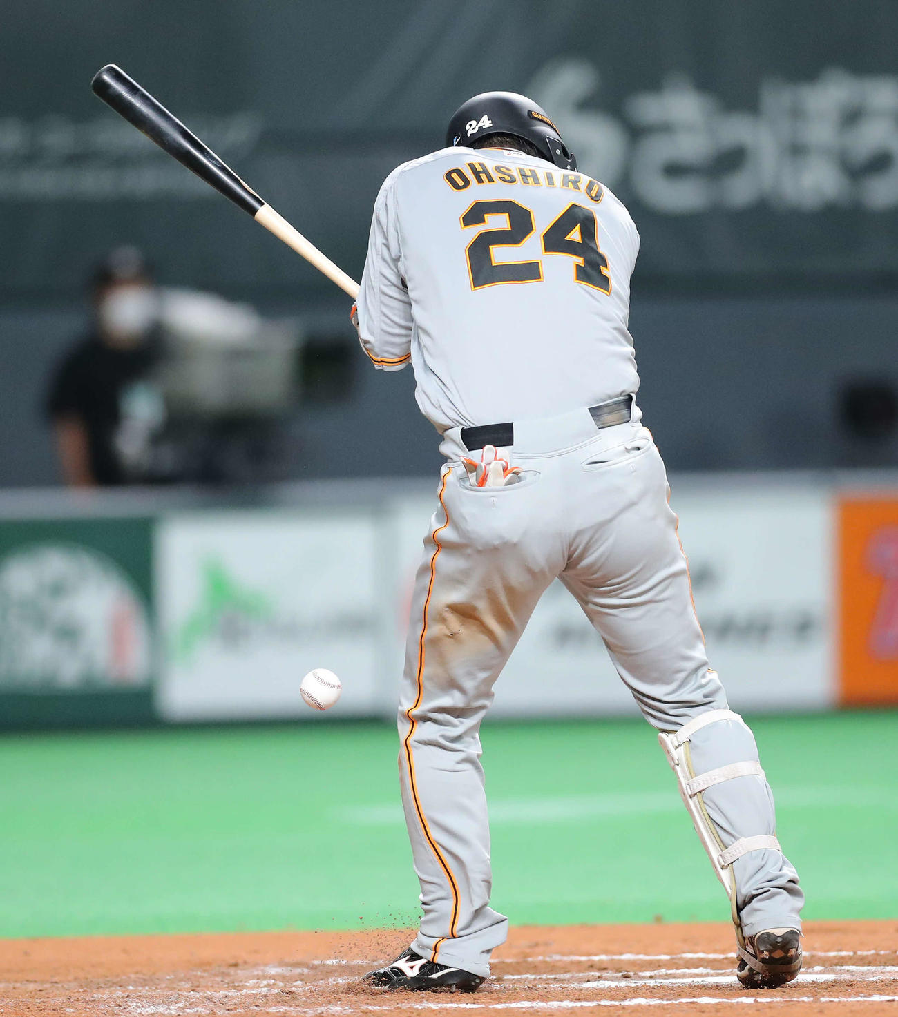 日本ハム対巨人　7回表巨人2死一、二塁、死球を受ける大城（撮影・河田真司）