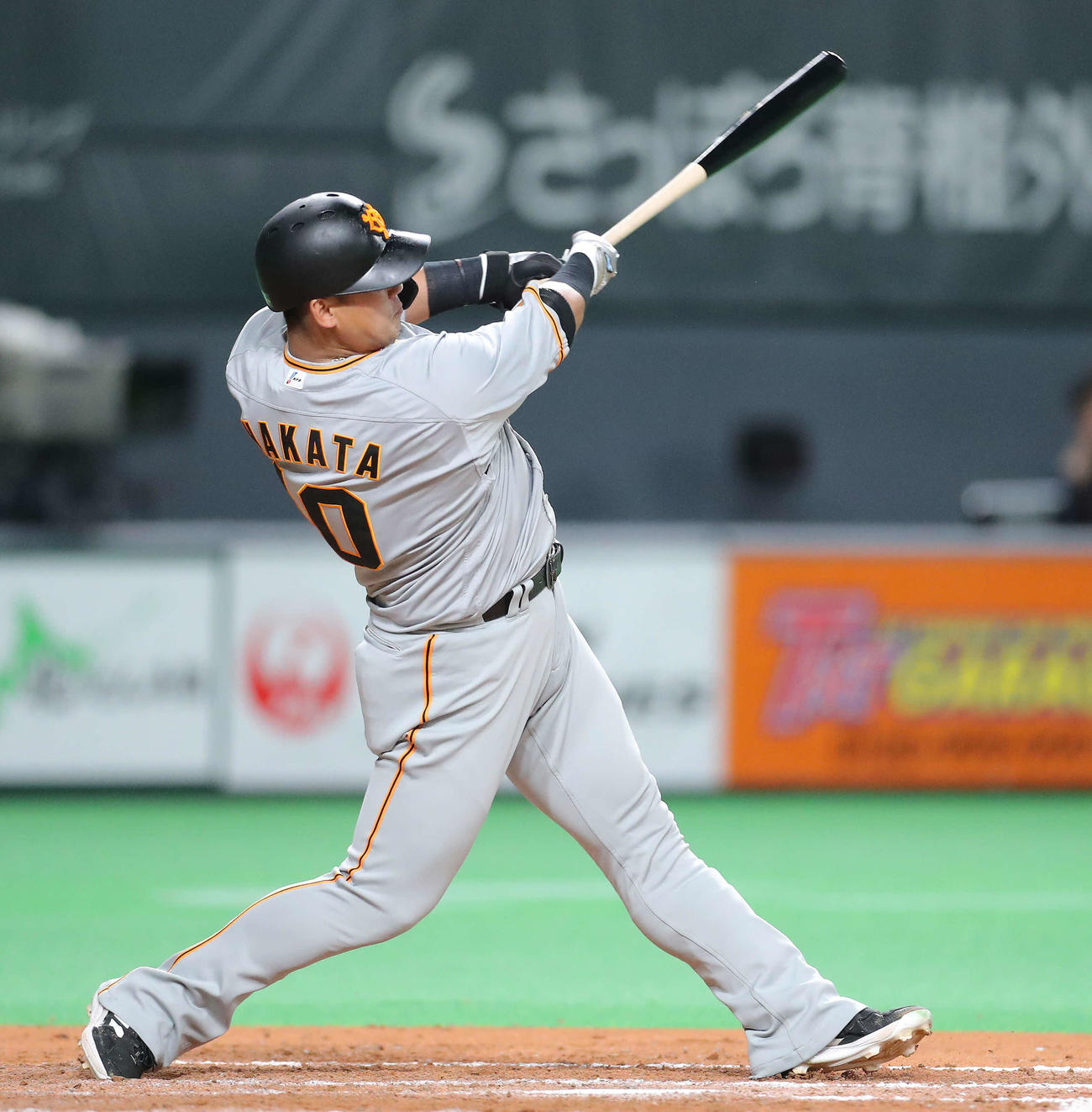 日本ハム対巨人　9回表巨人無死一塁、左越え2点本塁打を放つ中田（撮影・河田真司）