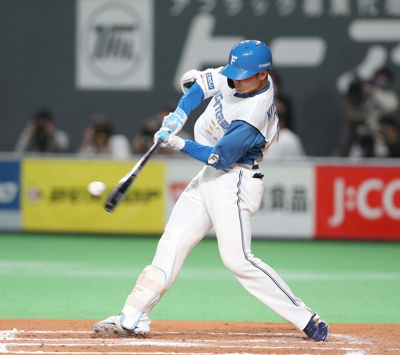 日本ハム対巨人　6回裏日本ハム1死、右越え本塁打を放つ清宮（撮影・黒川智章）