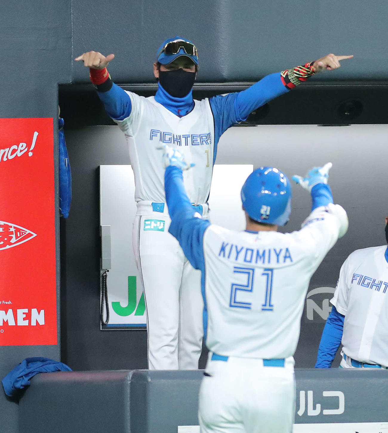 日本ハム対巨人　6回裏日本ハム1死、右越えに2打席連続ソロ本塁打を放ち生還する清宮（手前）を迎える新庄監督（撮影・河田真司）