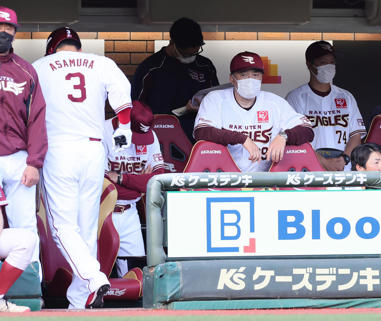 楽天対ヤクルト　7回裏楽天無死、浅村（左）が投ゴロに倒れ厳しい表情を見せる石井GM兼監督（撮影・足立雅史）