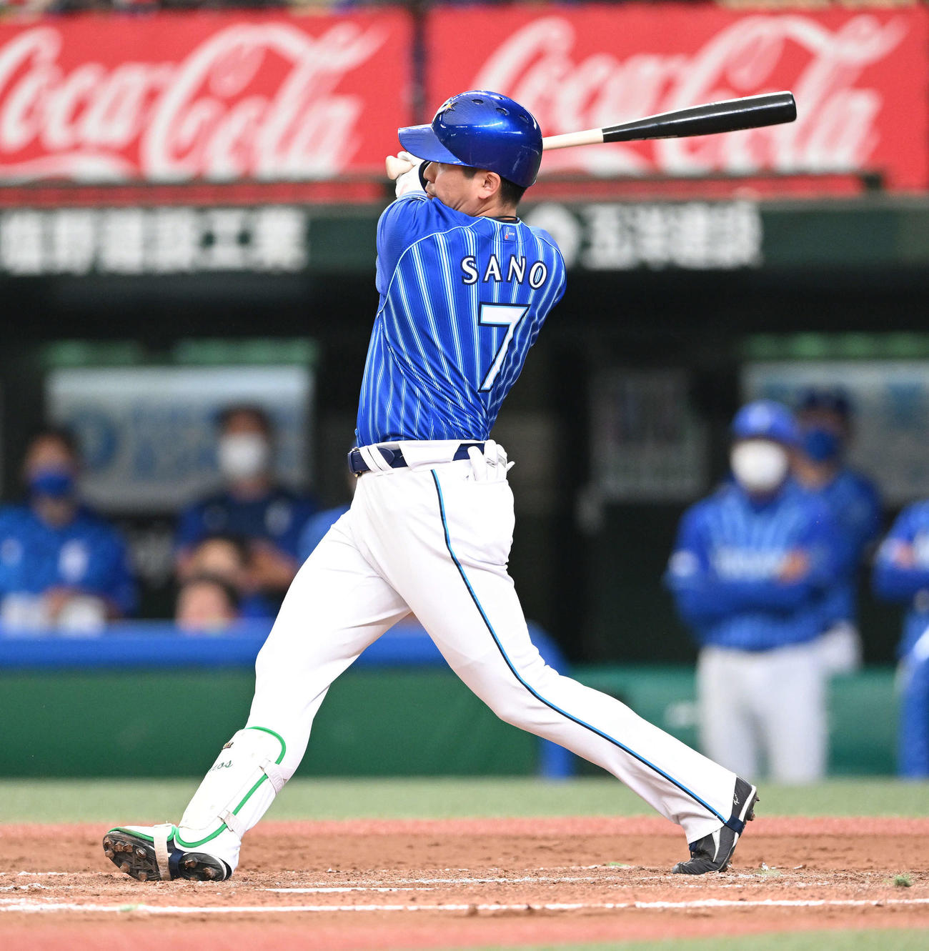 西武対DeNA 8回表DeNA2死一、二塁、佐野は右翼線に2点適時二塁打を放つ（撮影・滝沢徹郎）