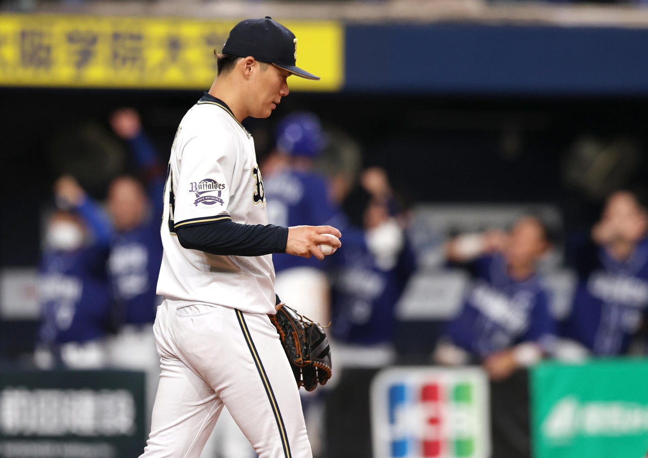 オリックス対中日　8回表2死一、二塁、山本（手前）は三ツ俣に左前適時打を浴びて肩を落とす（撮影・上山淳一）