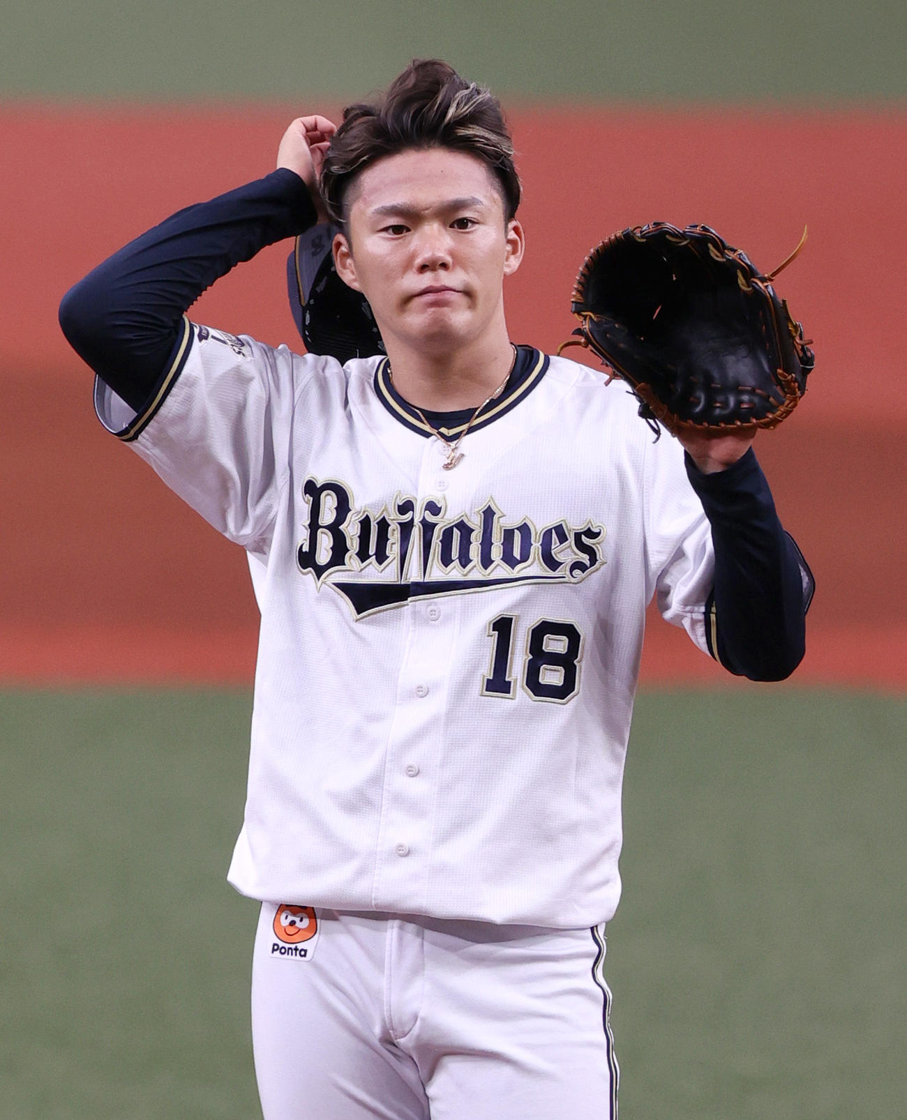 オリックス対中日　1回表中日2死、山本は鵜飼に死球を与え帽子を取る（撮影・上山淳一）
