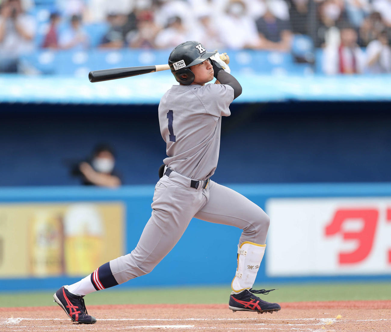 早大対慶大　1回裏慶大2死一塁、右越え2点本塁打を放つ慶大・萩尾（撮影・井上学）