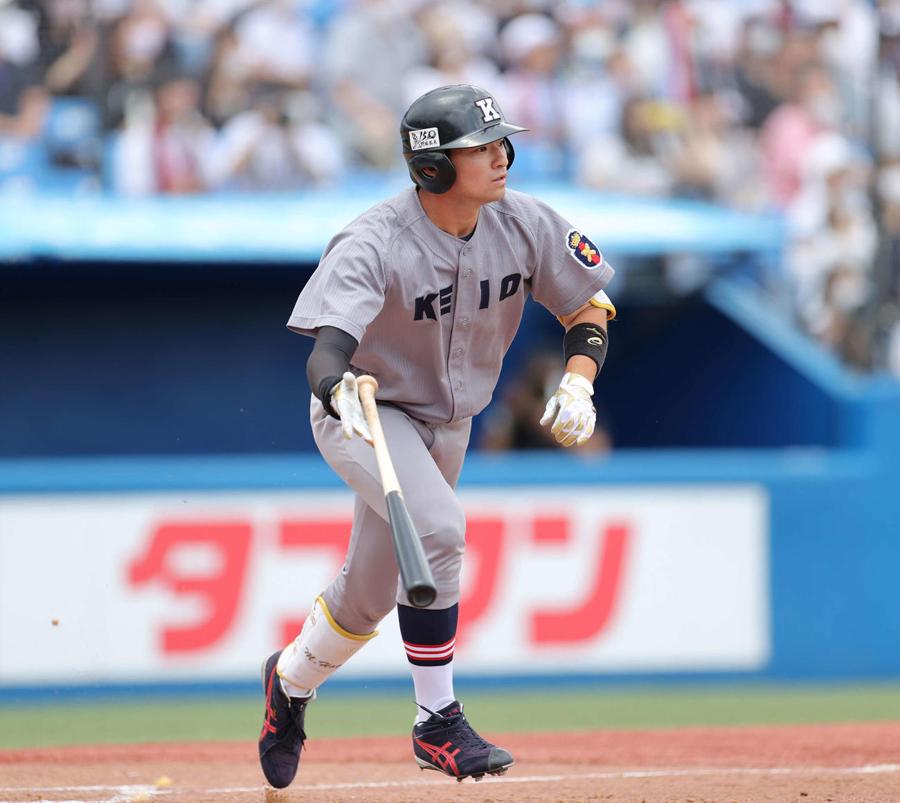 早大対慶大　1回裏慶大2死一塁、右越え2点本塁打を放つ慶大・萩尾（撮影・井上学）
