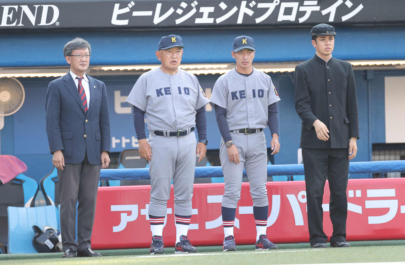早大対慶大　早大に勝ちあいさつをする慶大・堀井監督（左から2人目）（撮影・井上学）