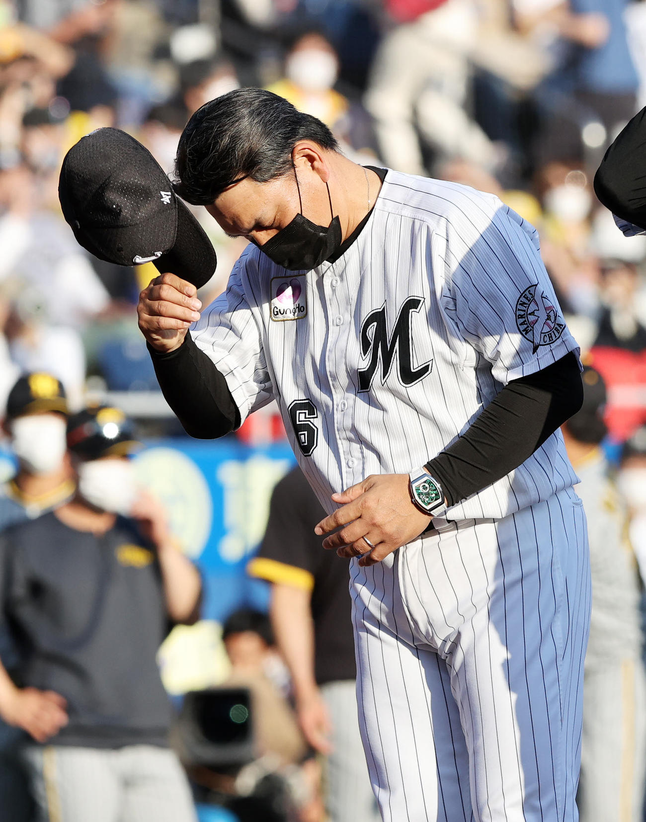 ロッテ対阪神　敗戦しファンにあいさつするロッテ井口監督（撮影・鈴木正人）