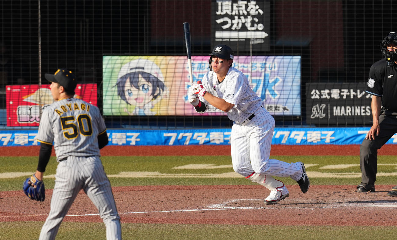 ロッテ対阪神　9回裏ロッテ1死一塁、右二塁打を放つ安田。投手青柳（撮影・菅敏）