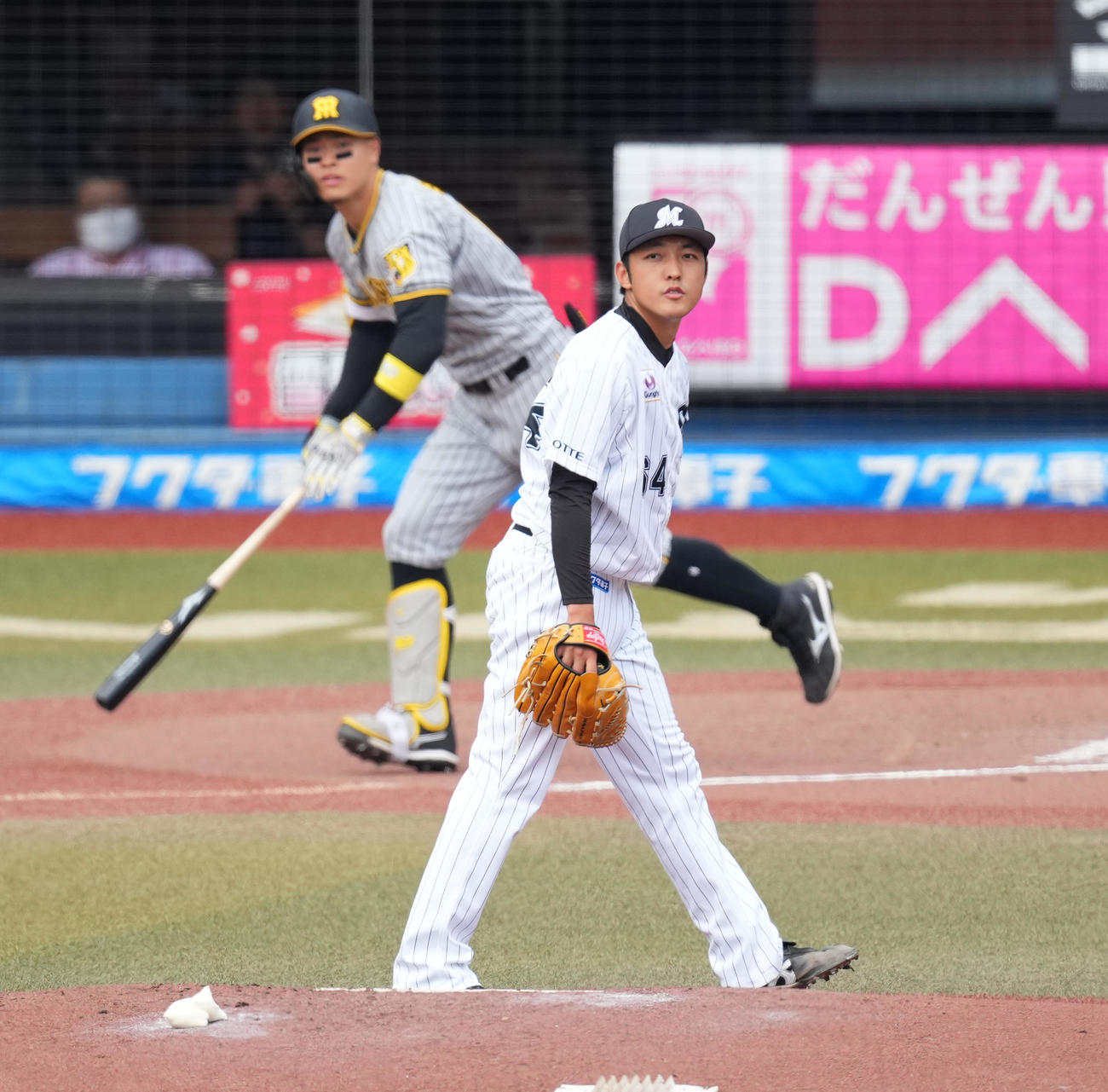 ロッテ対阪神　3回表阪神1死一塁、佐藤輝（左）に中適時三塁を打たれる佐藤奨（撮影・菅敏）