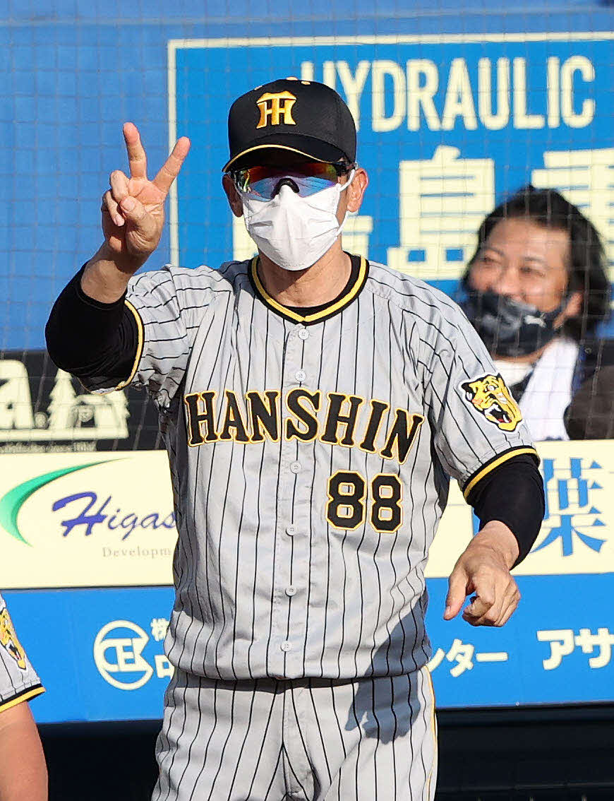 ロッテ対阪神　9回表、選手交代を告げる阪神矢野監督（撮影・鈴木正人）