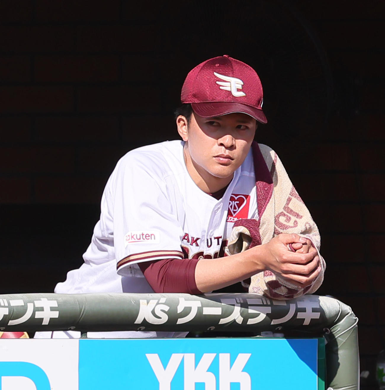 楽天対ヤクルト　5回途中で降板し厳しい表情で試合を見つめる楽天早川（撮影・足立雅史）