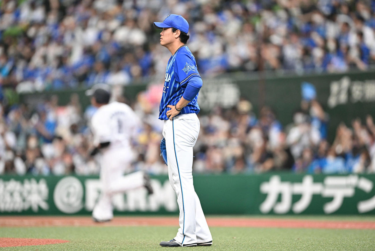 西武対DeNA 3回裏西武2死一塁、山川（奥）に2点本塁打を浴びる上茶谷（撮影・滝沢徹郎）