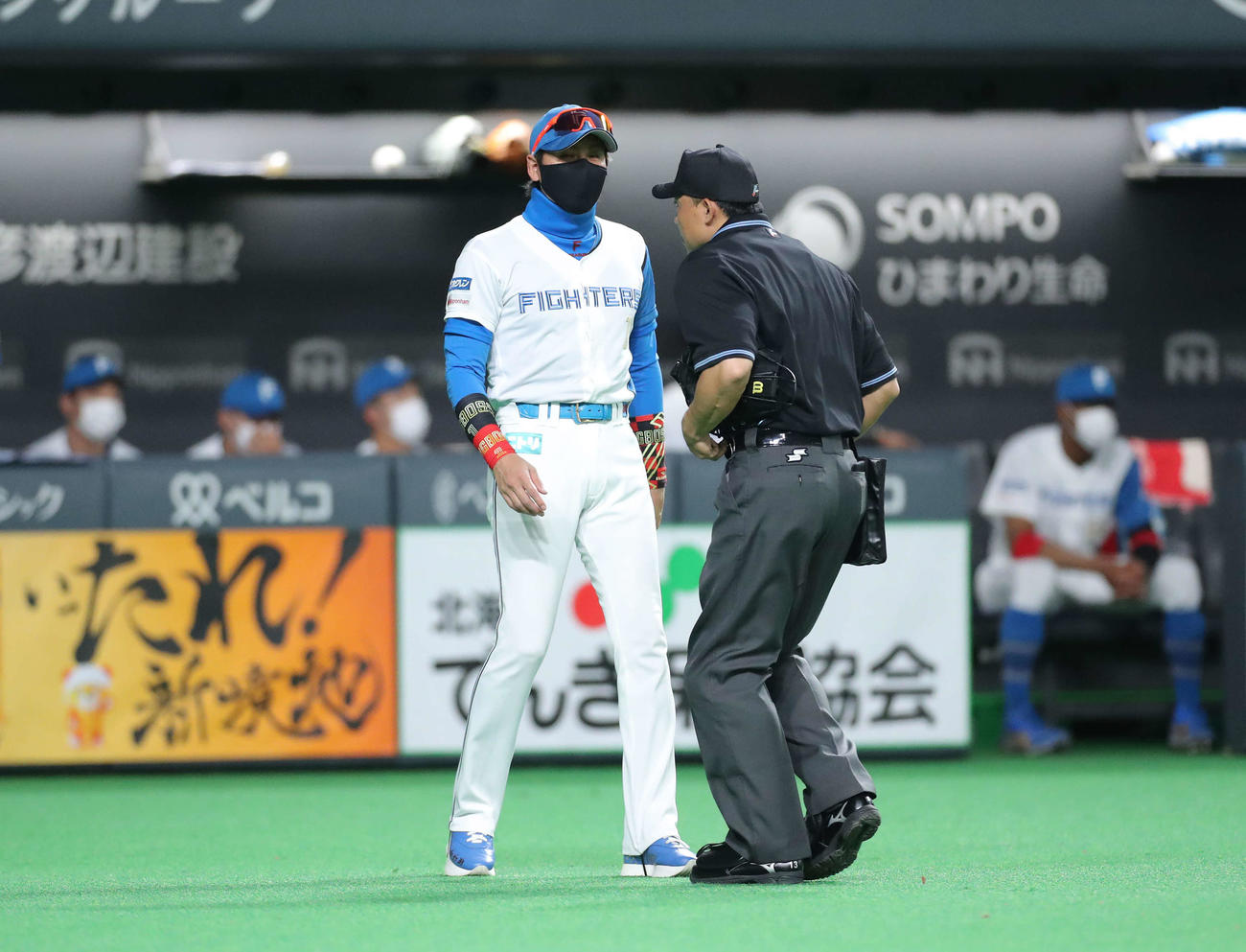 日本ハム対巨人　5回表巨人2死二三塁、投手交代を告げる新庄監督（撮影・河田真司）