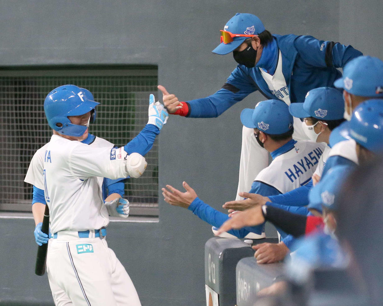 日本ハム対巨人　4回裏、本塁打を放ち新庄監督とタッチする清宮（撮影・黒川智章）