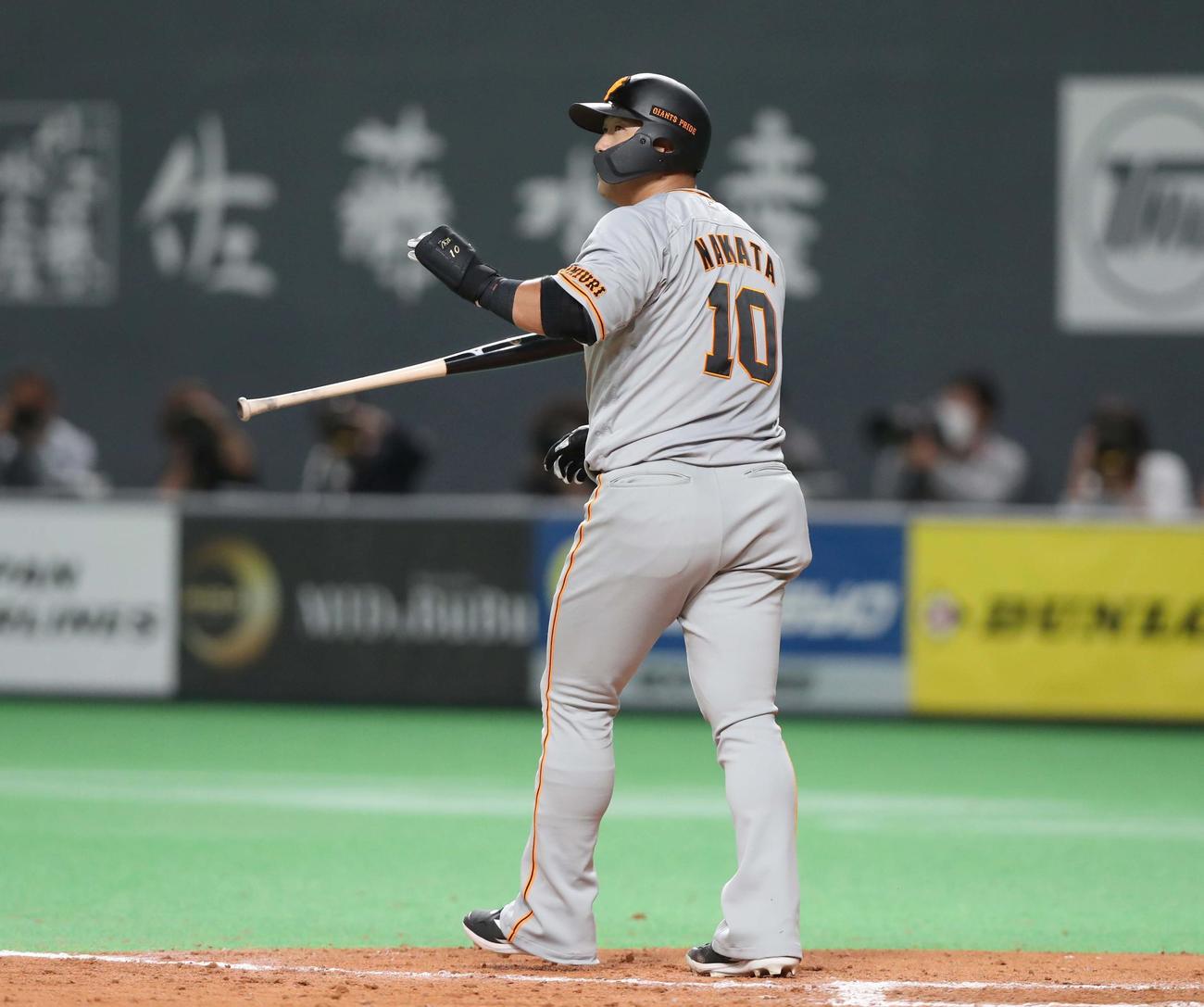 日本ハム対巨人　9回表巨人無死二塁、左越え2点本塁打を放つ中田（撮影・黒川智章）