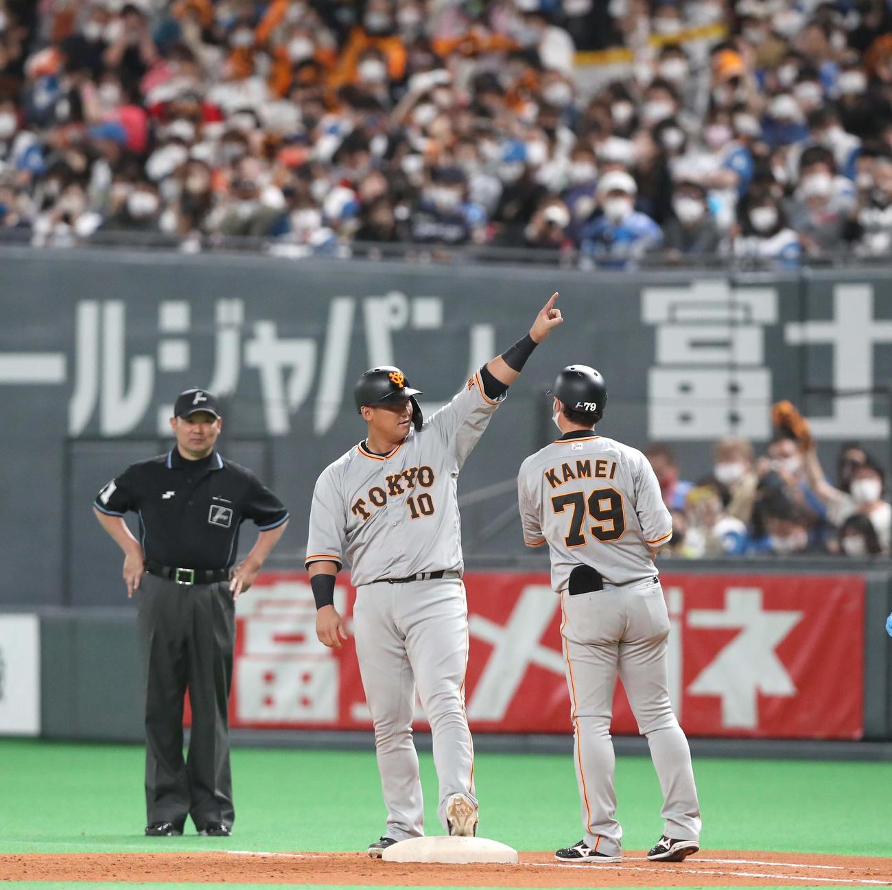 日本ハム対巨人　7回表巨人2死一、二塁、中前適時打を放ちポーズをとる中田（撮影・黒川智章）