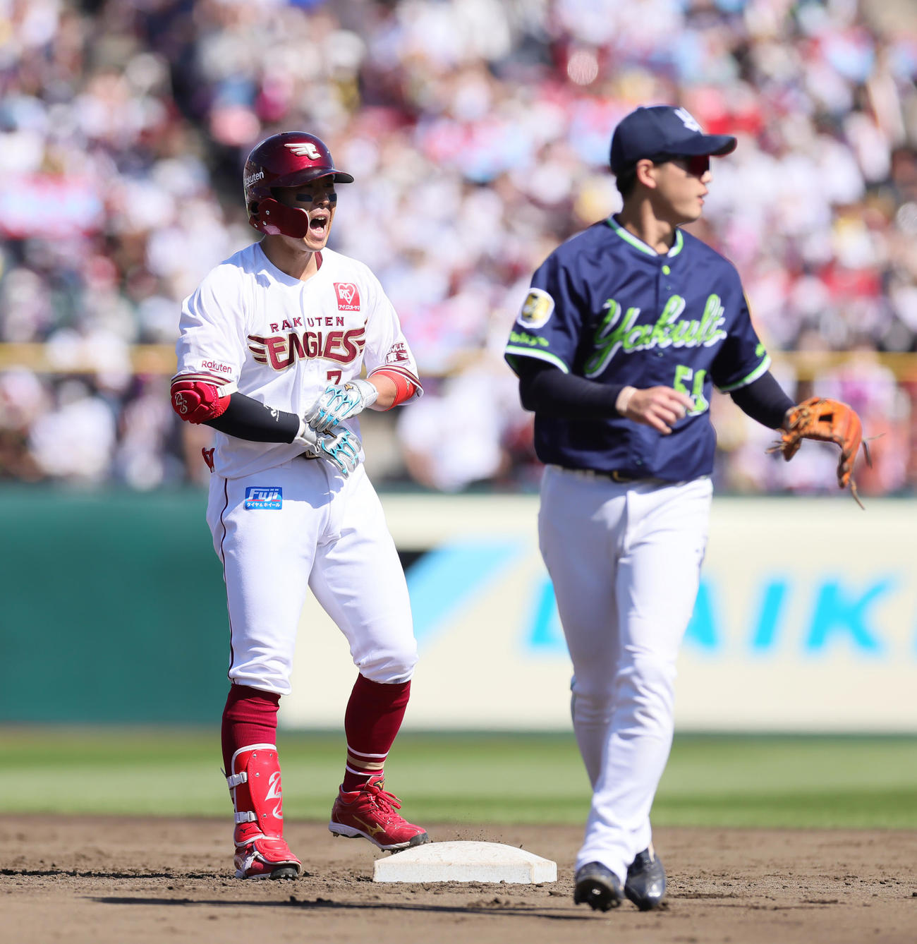 楽天対ヤクルト　2回裏楽天2死一、二塁、右適時二塁打を放ち雄たけびを上げる鈴木大（左）（撮影・足立雅史）