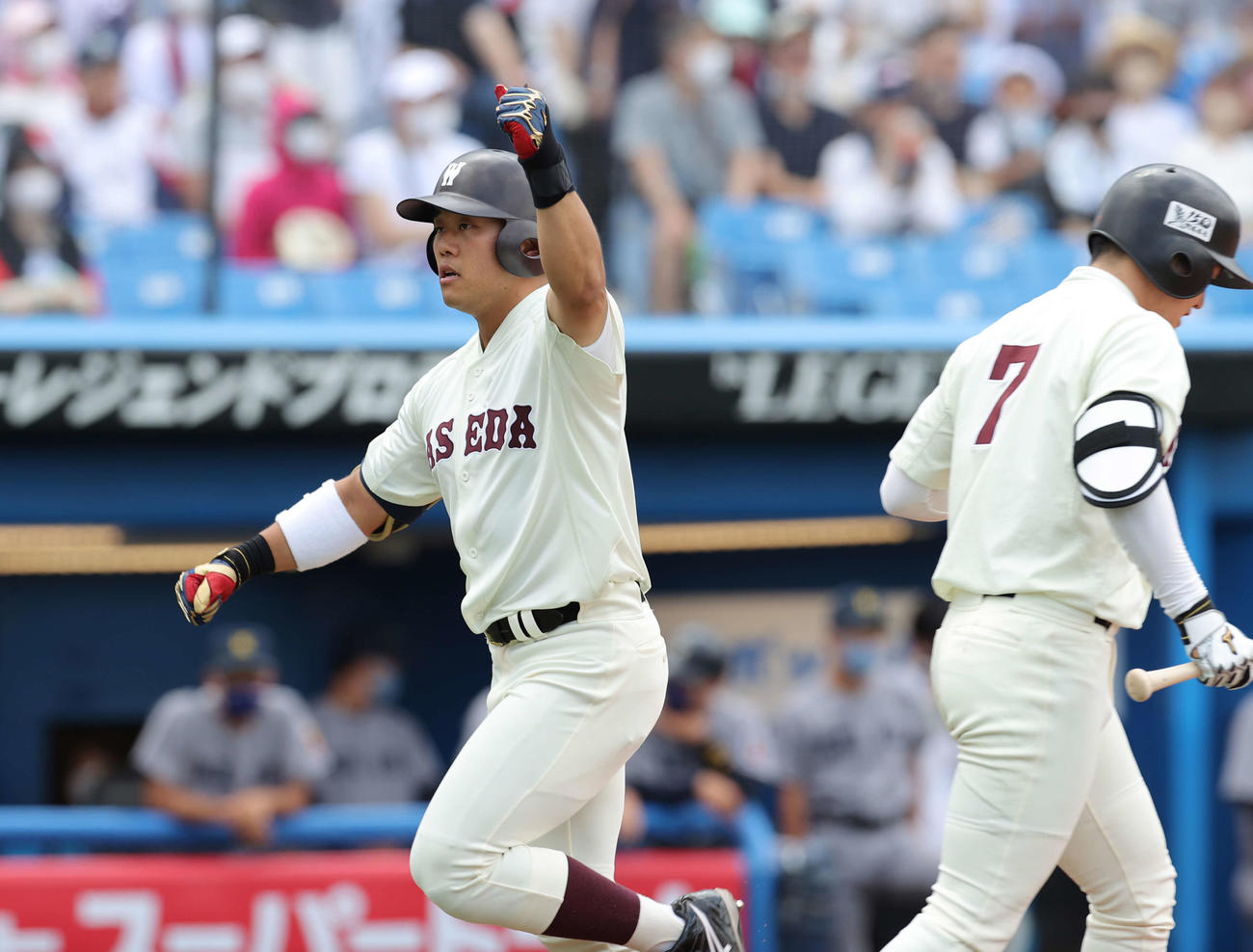 早大対慶大　1回表早大無死、右越え本塁打を放ちガッツポーズで生還する早大・蛭間（撮影・井上学）