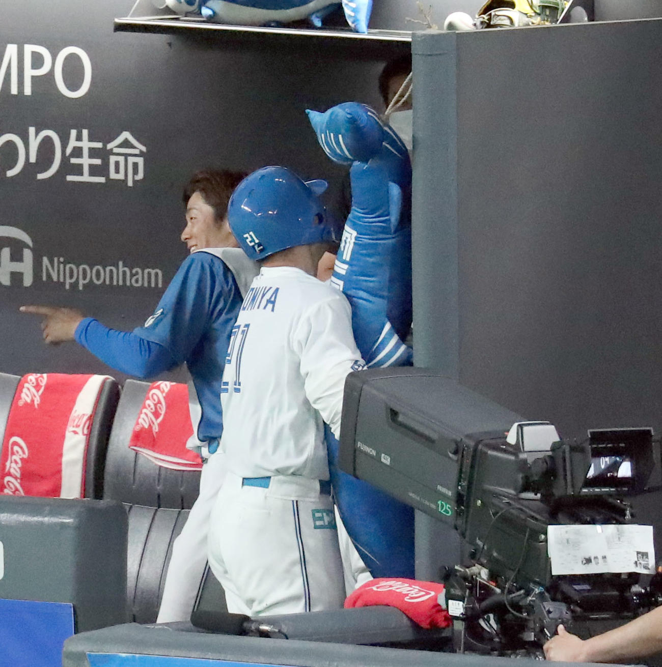 日本ハム対巨人　6回裏日本ハム1死、清宮はこの日2本目となる右越え本塁打を放ち大きいしゃけまるのぬいぐるみに抱きつく（撮影・佐藤翔太）