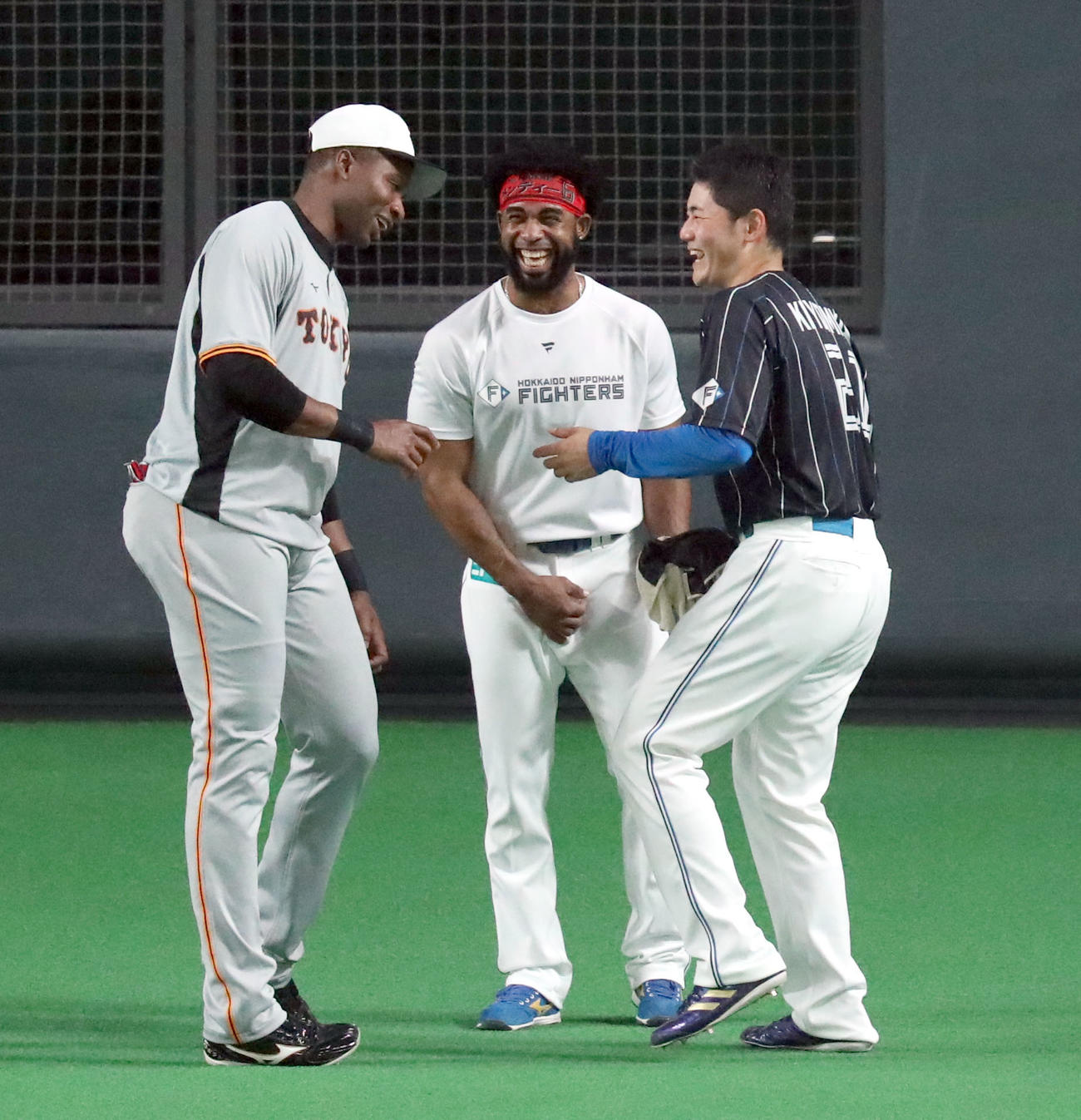 日本ハム対巨人　試合前、談笑する左から巨人ポランコ、日本ハム・アルカンタラ、清宮（撮影・佐藤翔太）