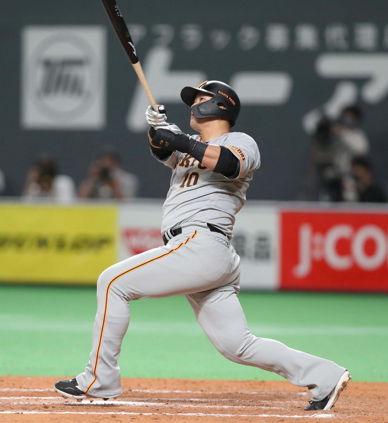 日本ハム対巨人　9回表巨人無死二塁、左越え2点本塁打を放つ中田（撮影・黒川智章）