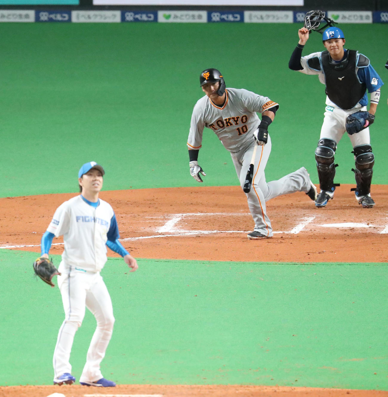 日本ハム対巨人　7回表巨人2死一、二塁、中田は中前適時打を放つ。投手は宮西（撮影・佐藤翔太）