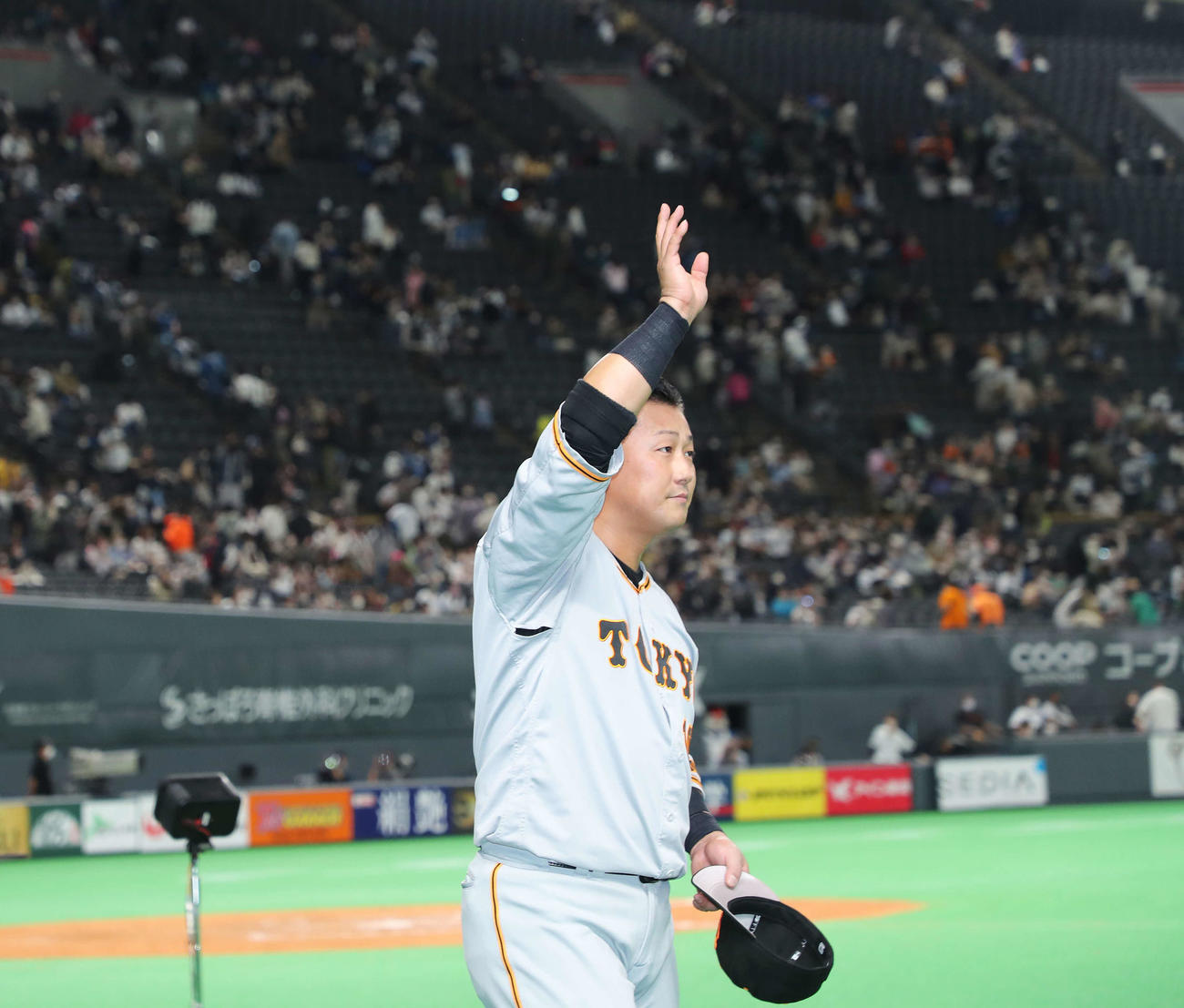 日本ハムに勝利し、古巣の札幌ドームでのヒーローインタビューを終えた中田は観客席に手を振り引き揚げる（撮影・河田真司）