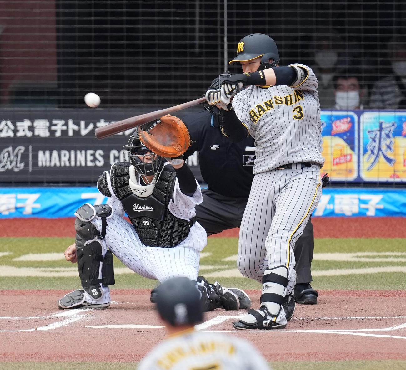 ロッテ対阪神　1回表阪神無死一、二塁、先制の右適時二塁打を放つ大山（撮影・菅敏）