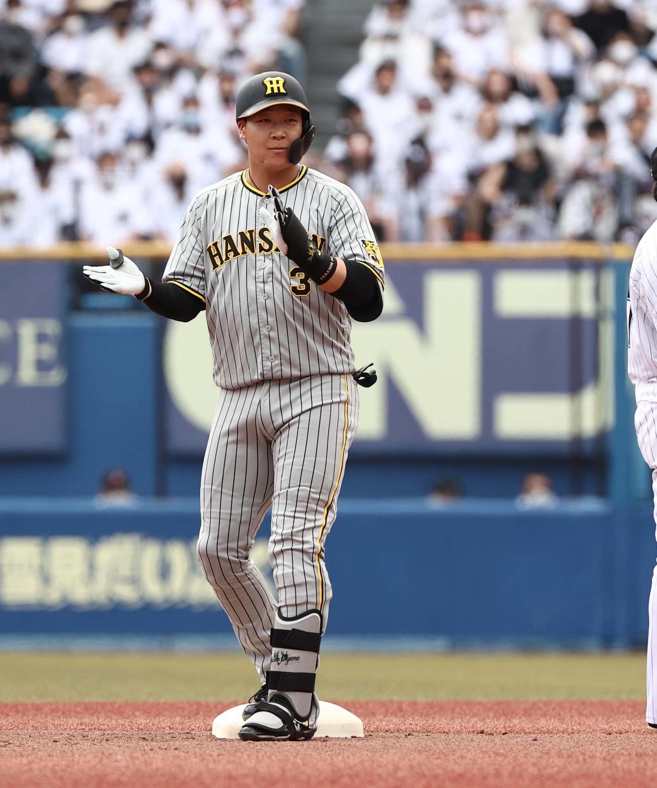 ロッテ対阪神　1回表阪神無死一、二塁、大山は右翼線へ先制適時二塁打を放ちベース上で手を叩く（撮影・上田博志）
