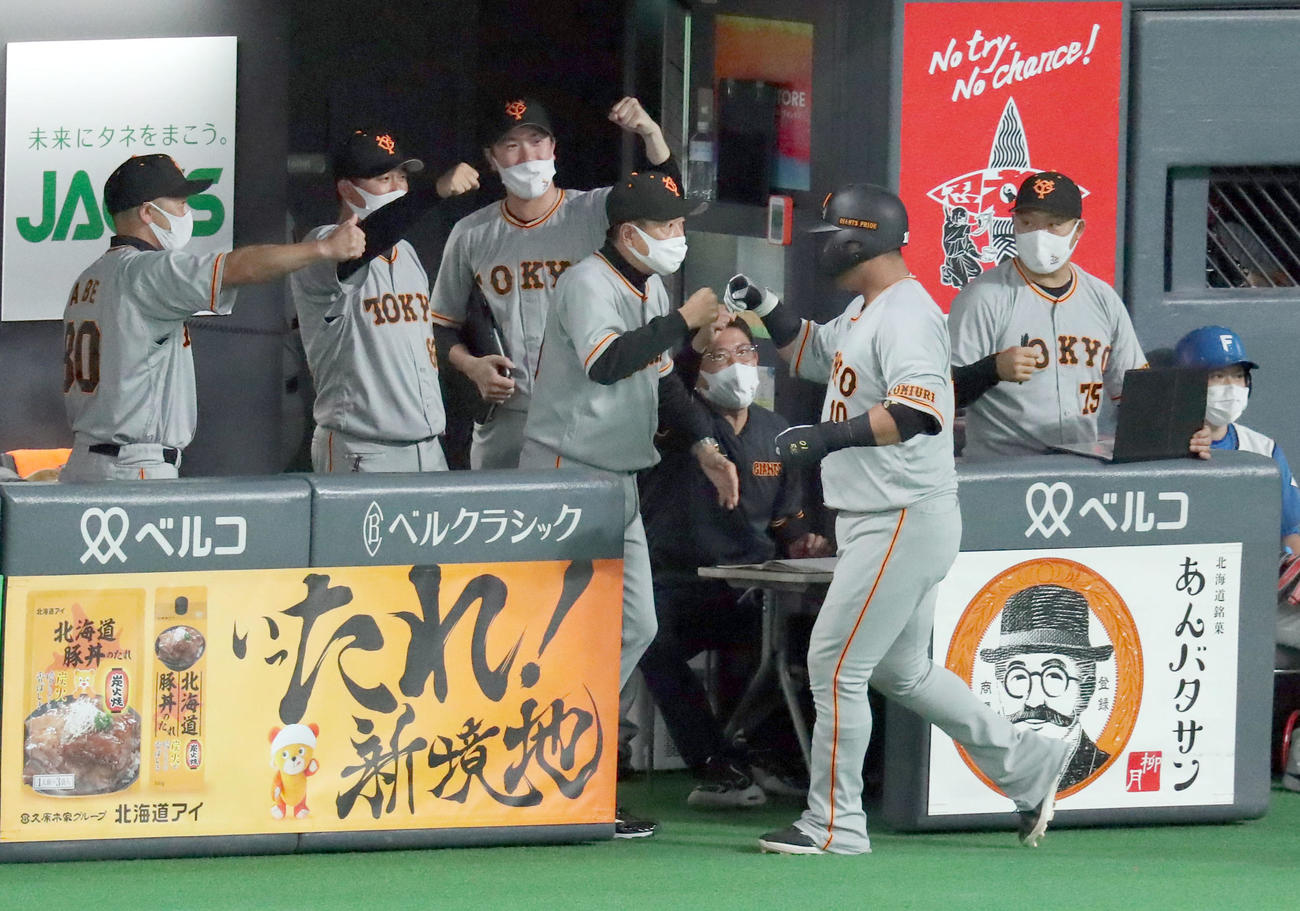 日本ハム対巨人　9回表巨人無死一塁、原監督（中央）は左越え2点本塁打を放った中田を出迎える（撮影・佐藤翔太）