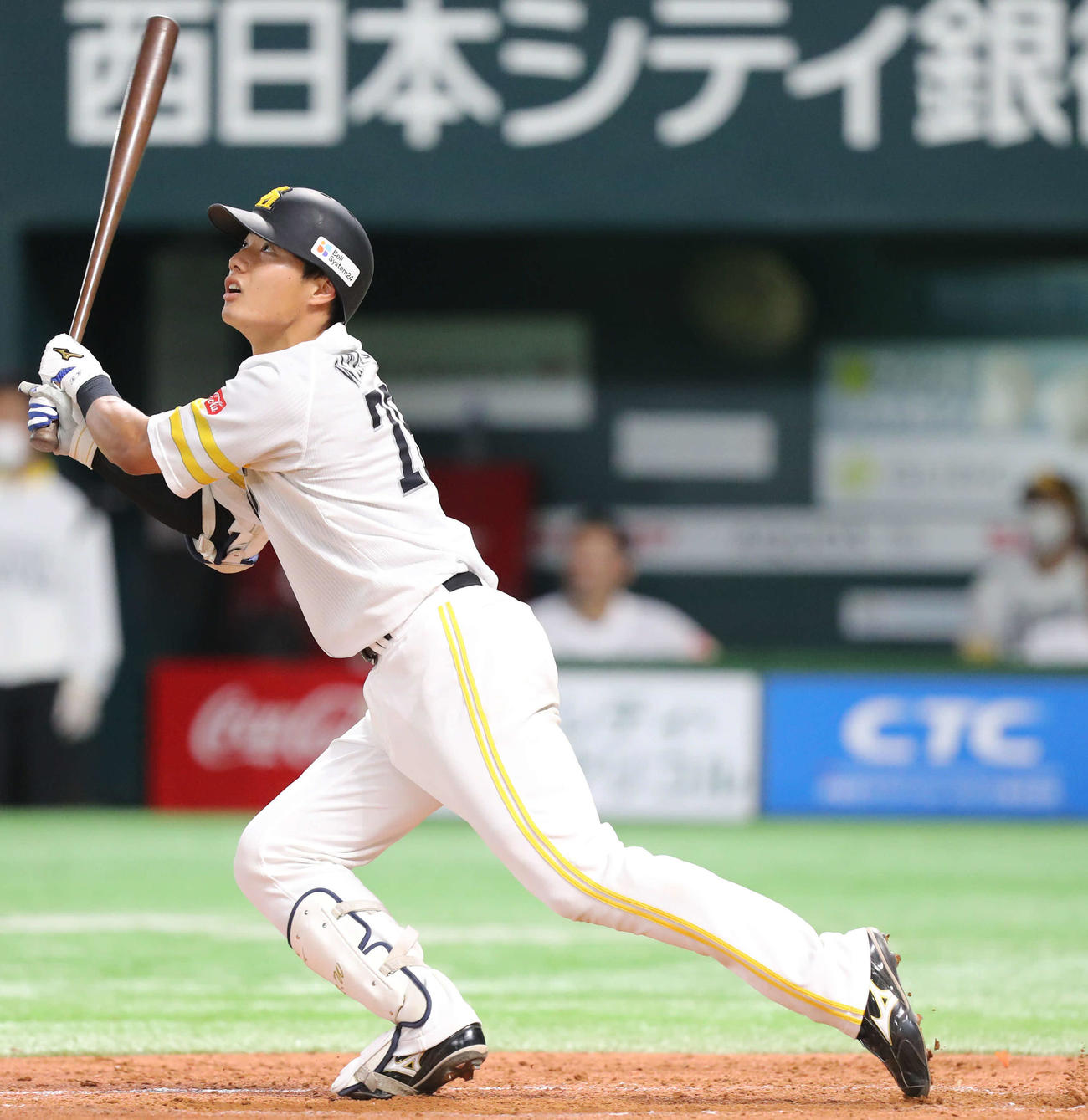ソフトバンク対広島　2回裏ソフトバンク1死一、二塁、渡辺はプロ初安打となる左中間への3点本塁打を放つ（撮影・屋方直哉）