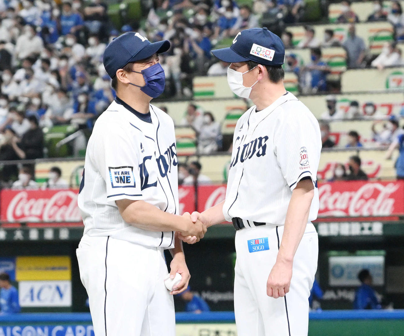 西武対DeNA　試合後、勝利投手の西武平井（左）は豊田投手コーチと握手を交わす（撮影・滝沢徹郎）