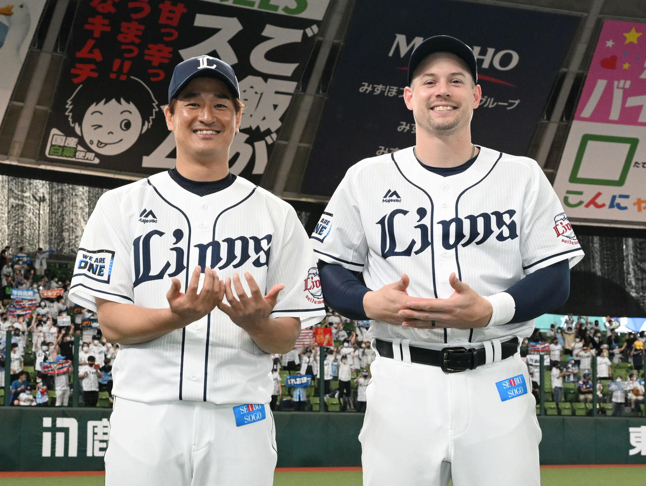 西武対DeNA　ヒーローインタビューを終え西武オグレディ（右）の第1子誕生にあやかり、一緒にゆりかごポーズをする平井（撮影・滝沢徹郎）