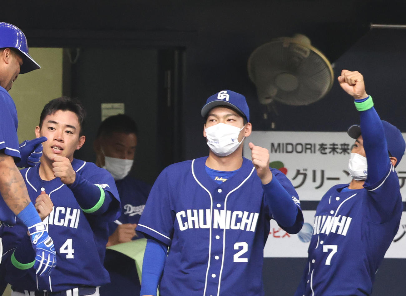 中日石川昂弥（中央）（2022年5月27日撮影）