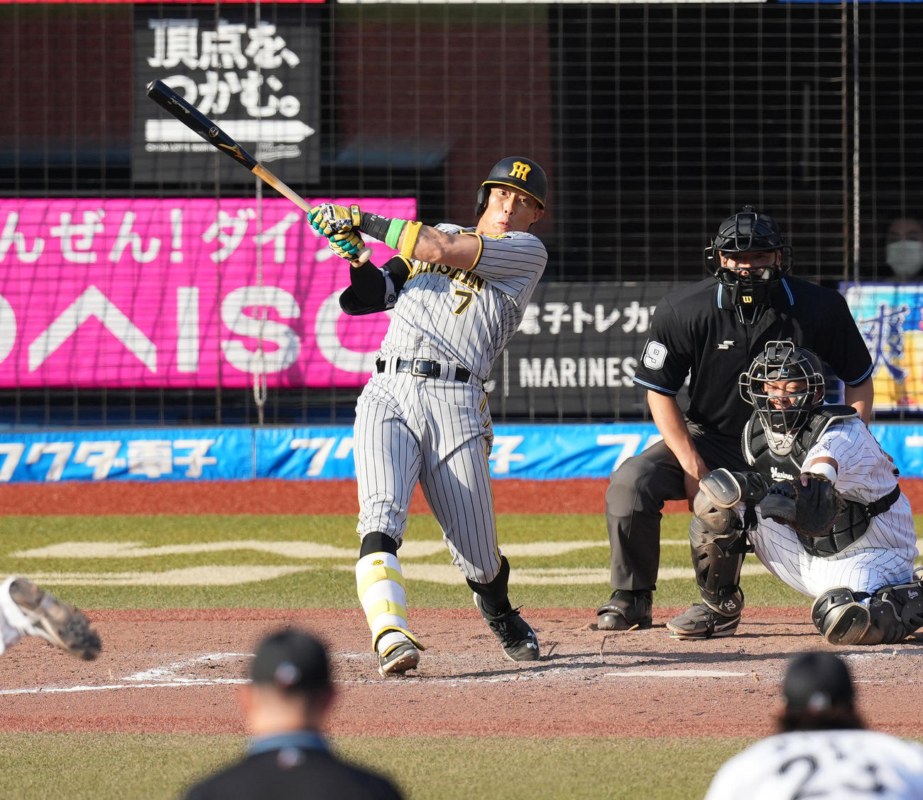 ロッテ対阪神　9回表阪神1死満塁、左2点適時打を放つ糸井（撮影・菅敏）