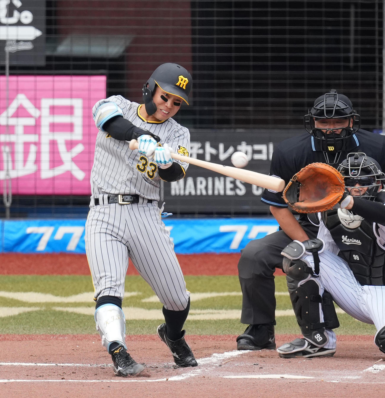 ロッテ対阪神　1回表阪神2死三塁、右適時二塁打を放つ糸原（撮影・菅敏）